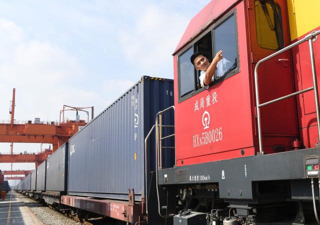 “陸海新通道”鐵海聯(lián)運(yùn)首次鐵路箱下海出境專(zhuān)列發(fā)車(chē)