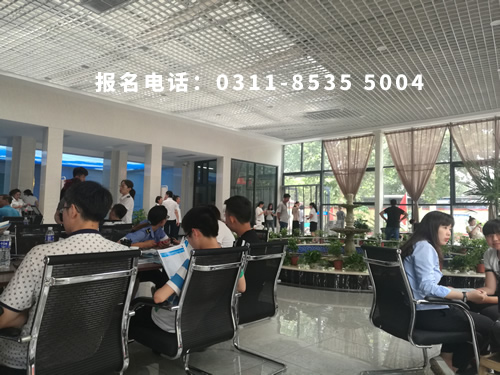 石家莊鐵路職業(yè)技工學(xué)校學(xué)費(fèi)一年多少？