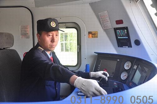 鐵路學(xué)校火車司機(jī)專業(yè)學(xué)生怎么考司機(jī)證？